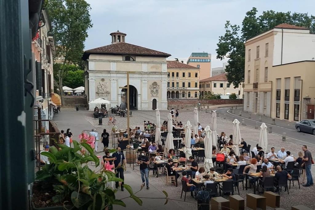 Storico Alloggio Fronte Piazza In Borgo Portello Pádua Exterior foto